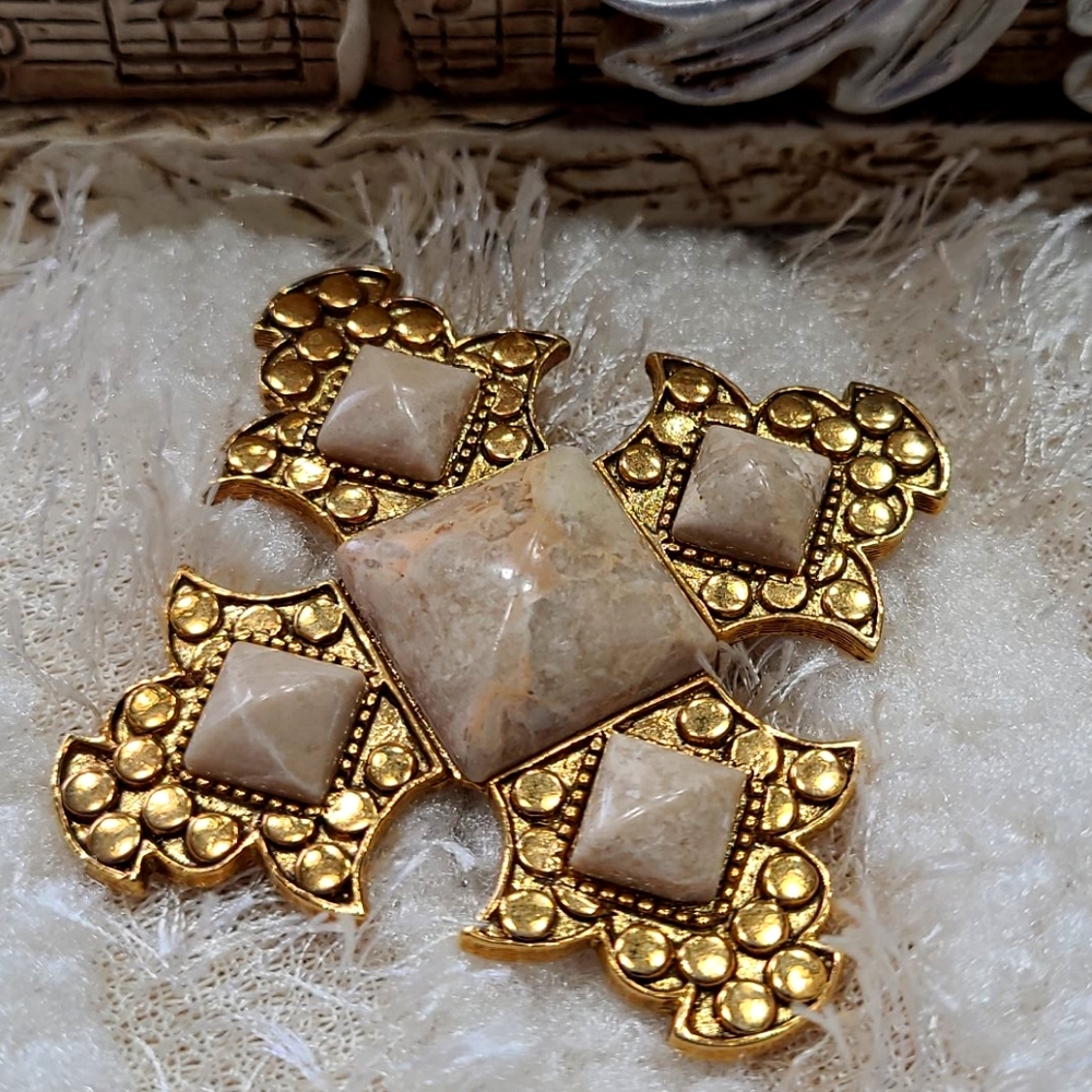 Victorian Vintage Brooch Marble Stone Pendant Peachy Gray Pebbled Goldtone Pin